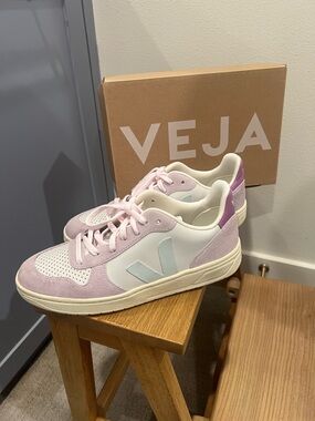 Veja V-10 Sneakers in Lavender, Mint, White w Light Pink Laces - Like New!